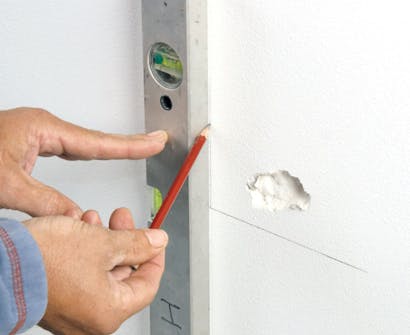 Tegn opp en vinkelrett firkant rundt hullet Tegn opp en vinkelrett firkant rundt hullet